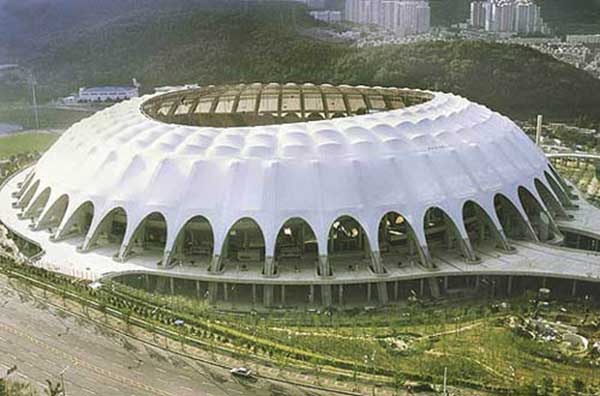 棗莊PTFE膜結(jié)構(gòu)安裝特色:魯南地區(qū)施工團(tuán)隊的創(chuàng)新工藝