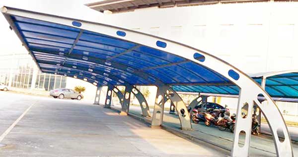 成都PTFE膜結(jié)構(gòu)停車棚：愛車之家，安全?？?></p>

<p>成都PTFE膜結(jié)構(gòu)停車棚廣泛應(yīng)用于各類場(chǎng)所，無論是住宅小區(qū)、商業(yè)中心、辦公樓還是學(xué)校，都能看到它的身影。它不僅提供了安全的停車空間，還因其獨(dú)特的造型和多樣的顏色選擇，成為城市景觀的一部分，增添了一份現(xiàn)代與美感。</p>

<p>眾多品牌中，廣東中材的產(chǎn)品尤為突出。其價(jià)格優(yōu)惠，型號(hào)齊全，能滿足不同客戶的需求。更重要的是，廣東中材選用的都是國內(nèi)外知名膜材，品質(zhì)有保障，讓人放心。從設(shè)計(jì)到加工再到安裝，每一步都精益求精，更有完善的售后服務(wù)體系，讓客戶無后顧之憂。</p>

<p style="text-align:center"><img width="100%" src="../mypic/38e/8517b/403f00fd.jpg" / alt=