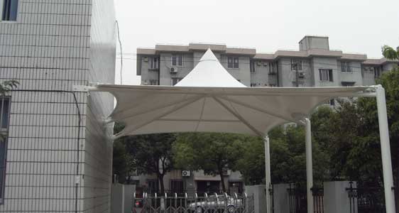 商業(yè)廣場亮麗遮陽，營造舒適休閑環(huán)境